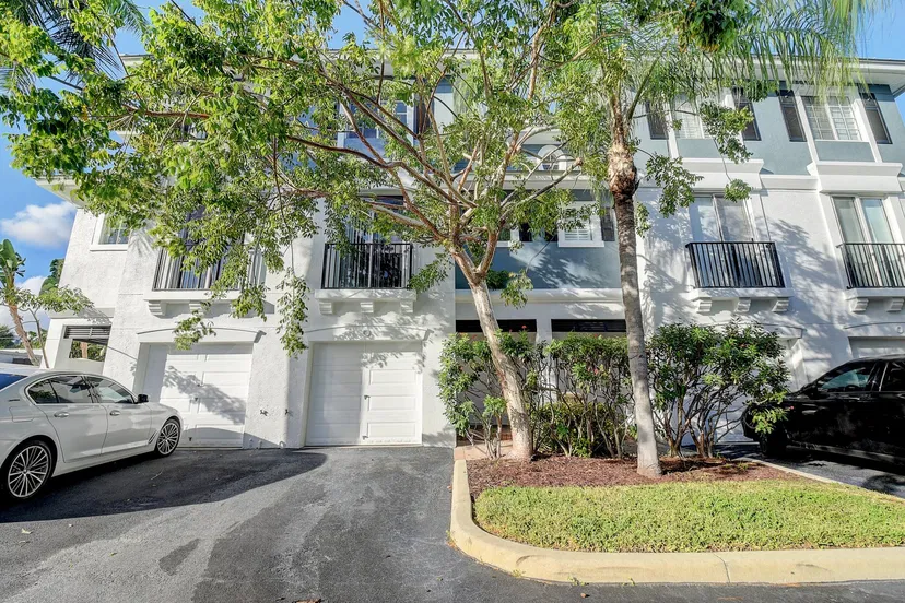 Sold Apr 2024 · 260 NE 3rd Street 4e, Delray Beach
