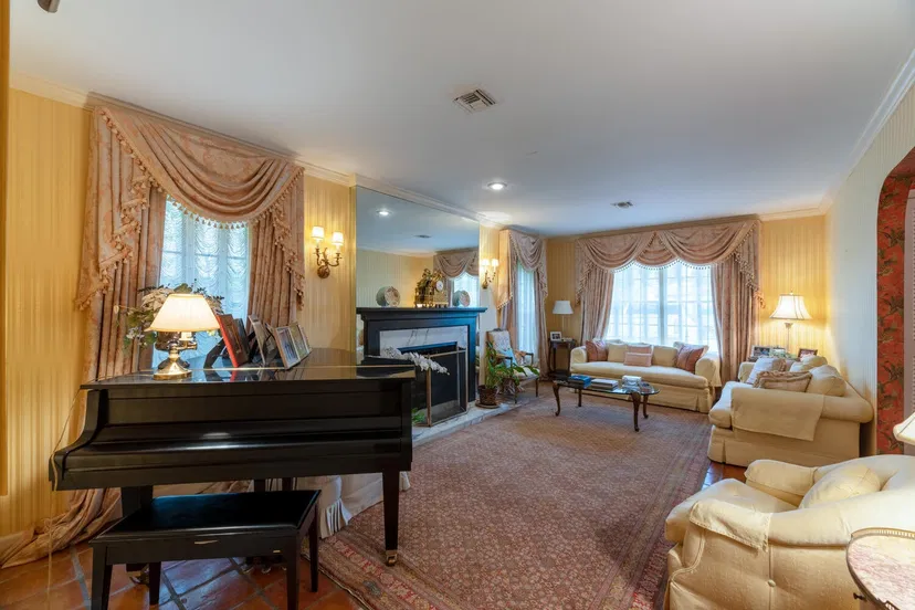350 Seabreeze Avenue — photo 4