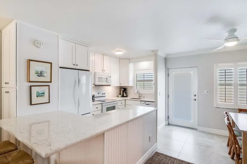 139 Sunrise Avenue #204 — photo 4