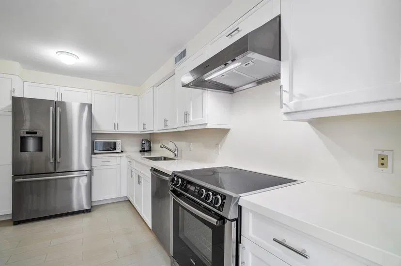 100 Sunrise Avenue #610 — photo 4