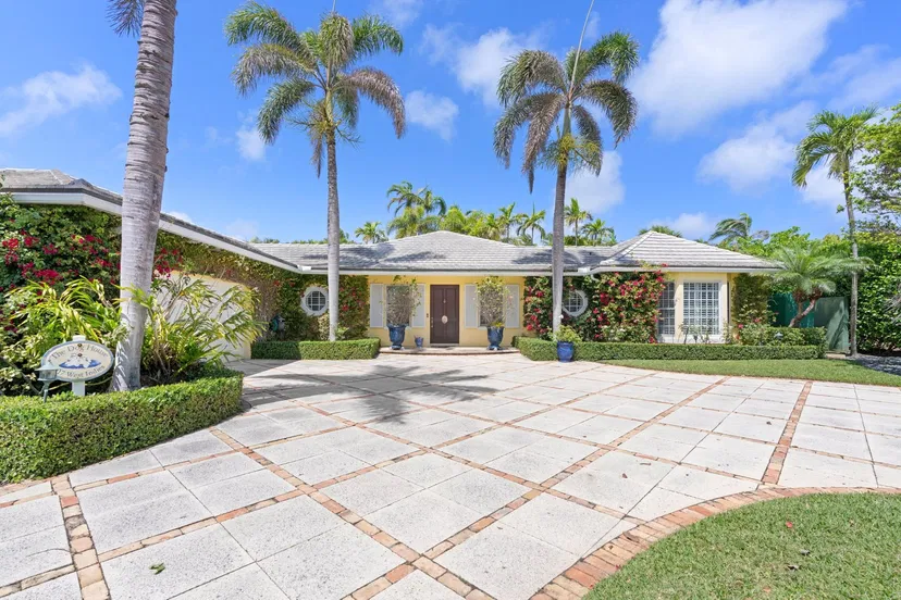 217 W Indies Drive — photo 3