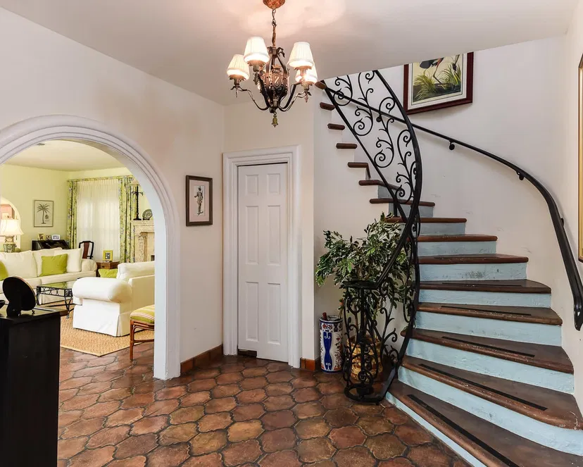 435 Seaspray Avenue — photo 3
