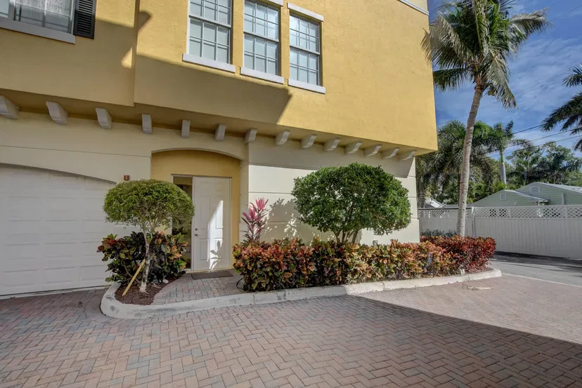 Sold Jun 2018 · 285 SE 6th Avenue I, Delray Beach