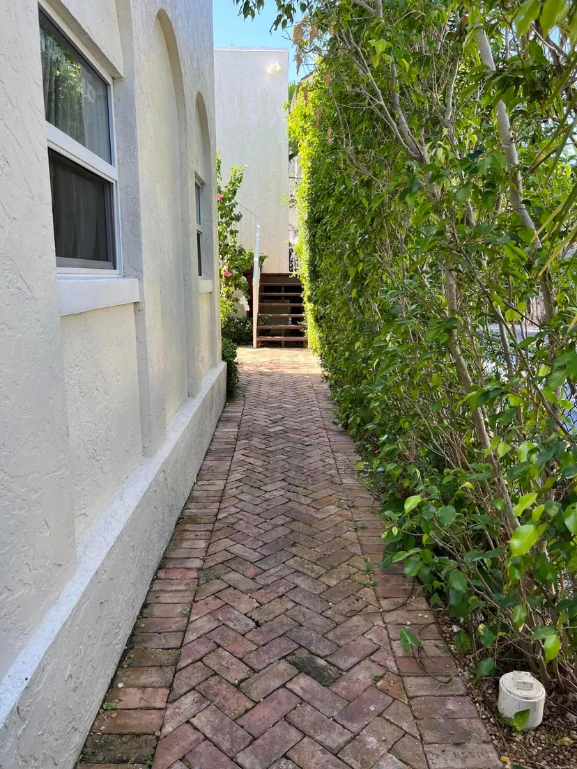 252 Oleander Avenue #6 — photo 2