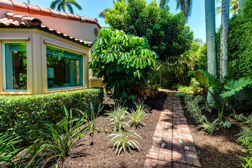 301 Brazilian Avenue — photo 3