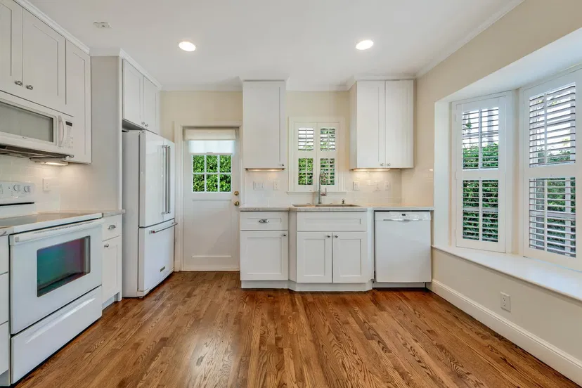 202 Seaspray Avenue — photo 3