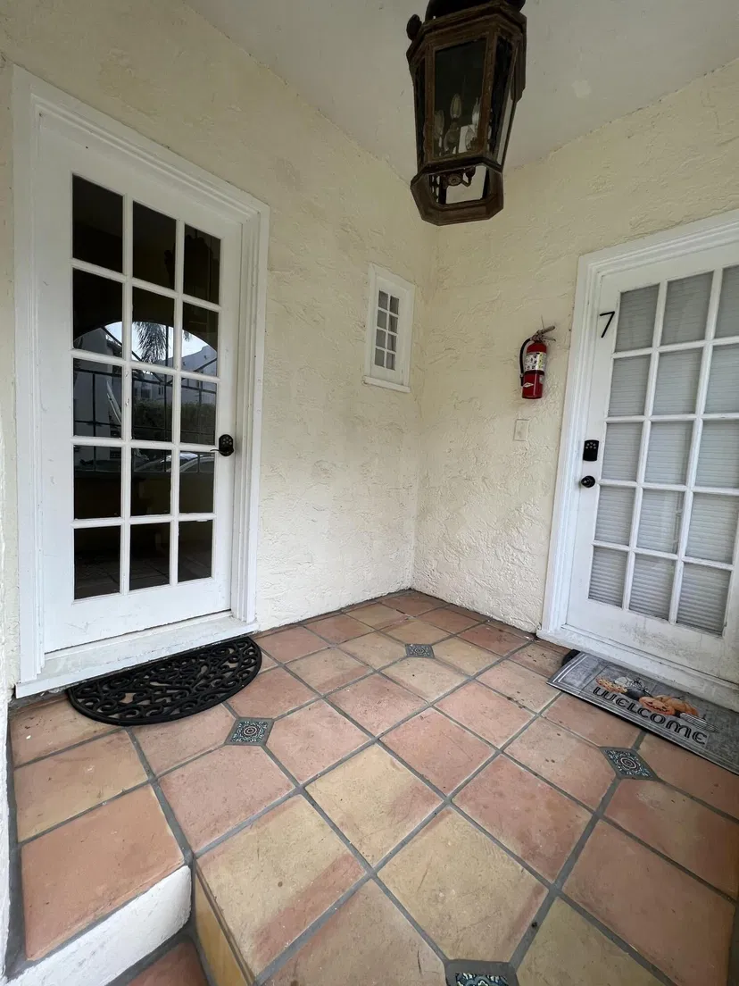 253 Oleander Avenue #3 — photo 2