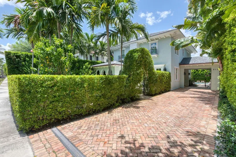 211 Seabreeze Avenue — photo 3