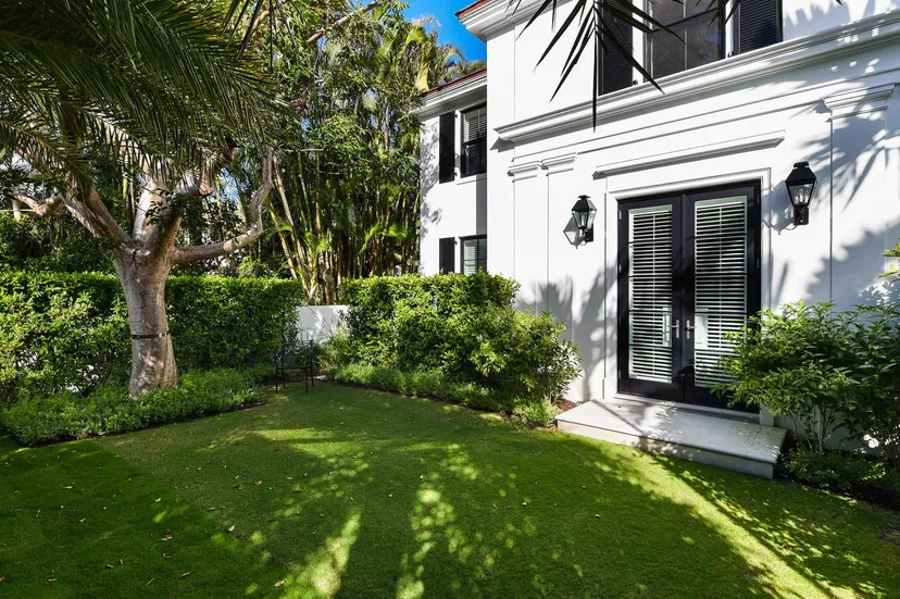 215 Seabreeze Avenue — photo 3