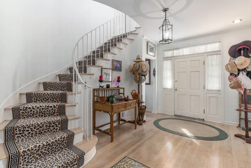 207 Pendleton Avenue — photo 3