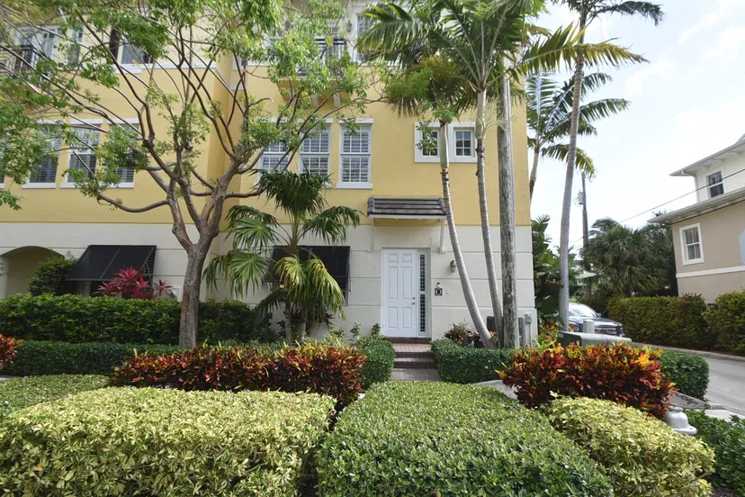 Sold Aug 2017 · 285 SE 6th Avenue O, Delray Beach