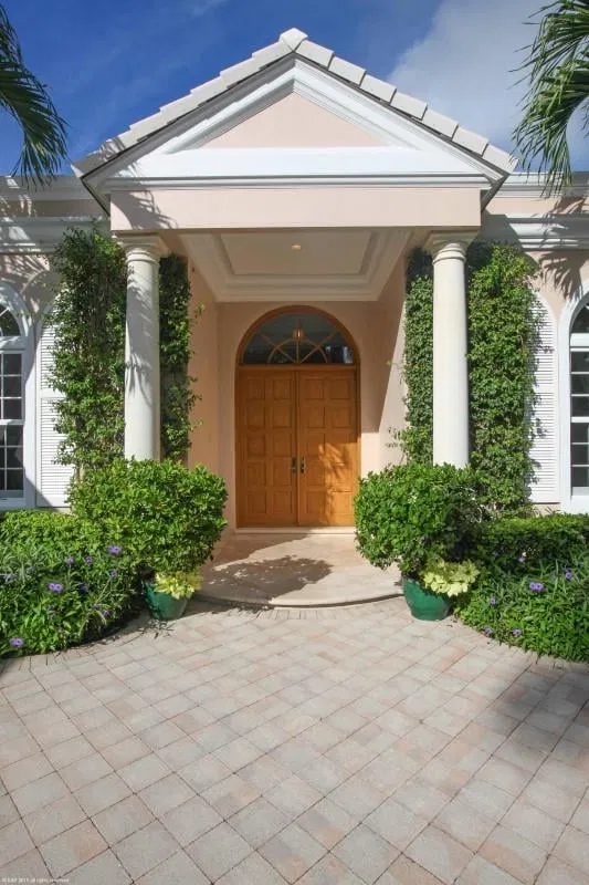 233 Miraflores Drive — photo 2