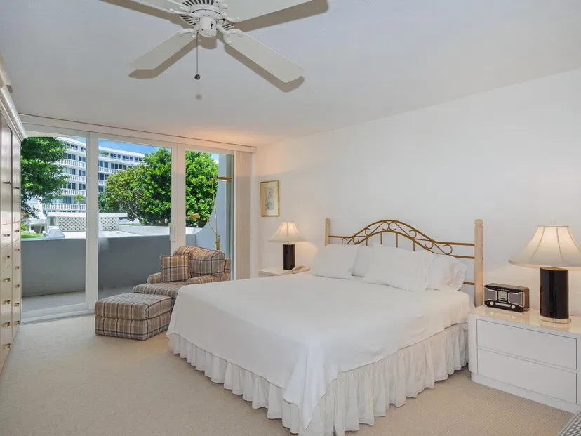 100 Sunrise Avenue #220 — photo 4
