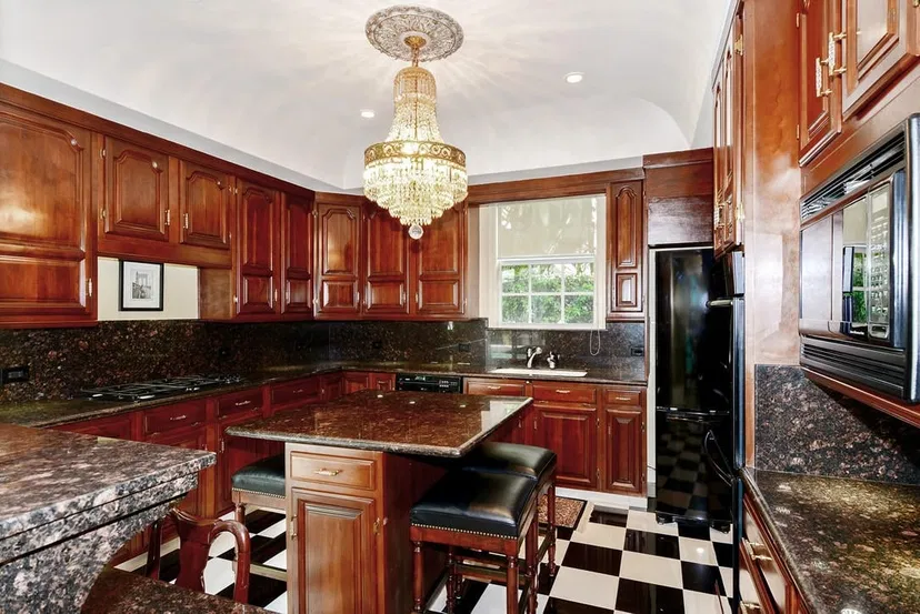 221 Queens Lane — photo 4