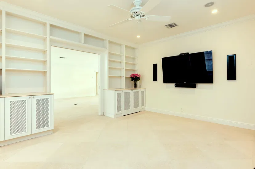 232 W Indies Drive — photo 4