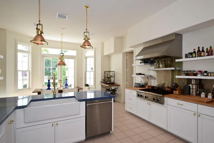 735 N Lake Way — photo 3
