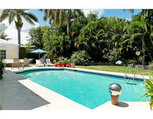 233 W Indies Drive — photo 3