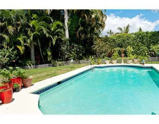 233 W Indies Drive — photo 4