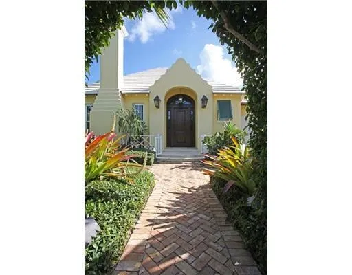 208 W Indies Drive — photo 3