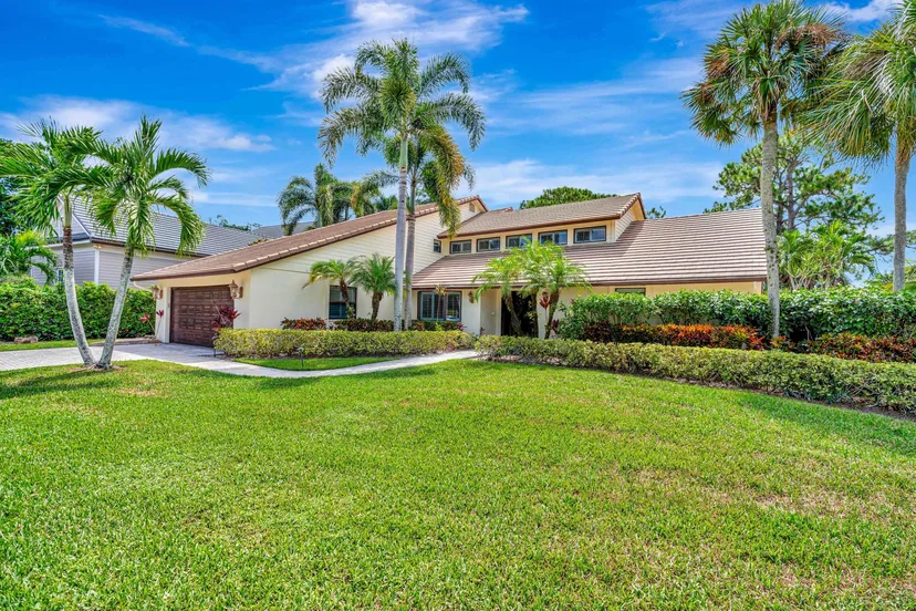11 Berwick Road NE, Palm Beach Gardens