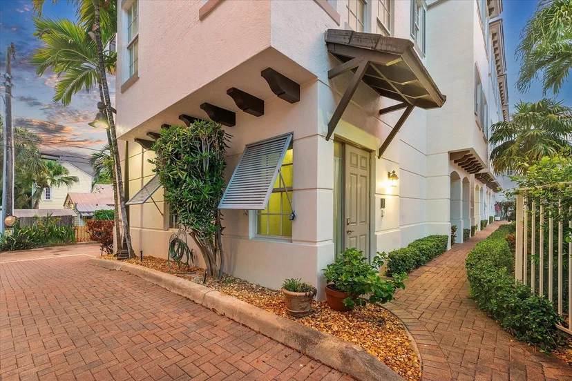 Sold Jan 2026 · 285 SE 6th Avenue J, Delray Beach