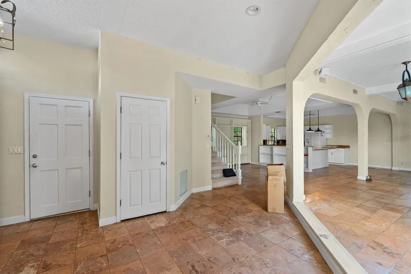 206 Queens Lane — photo 3