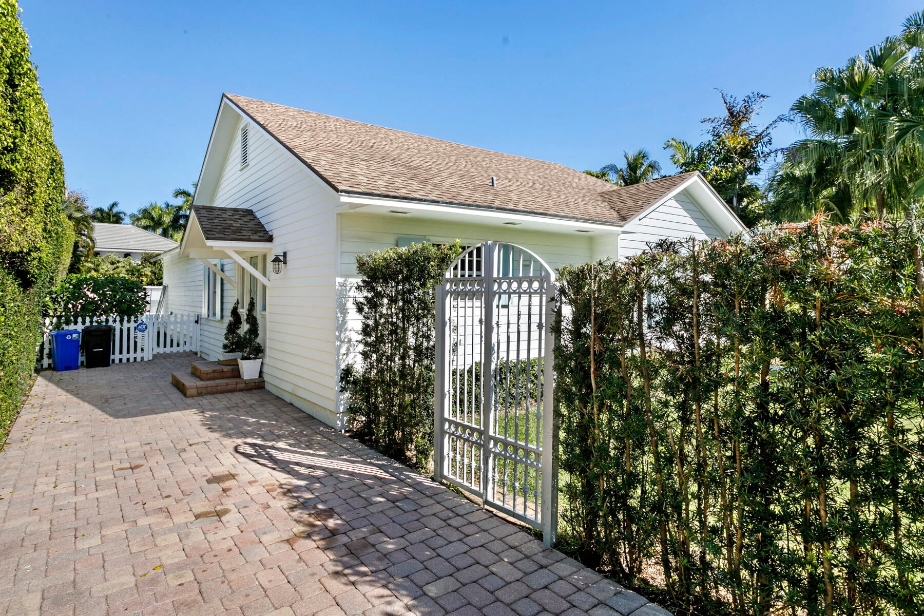 211 Miraflores Drive — photo 3