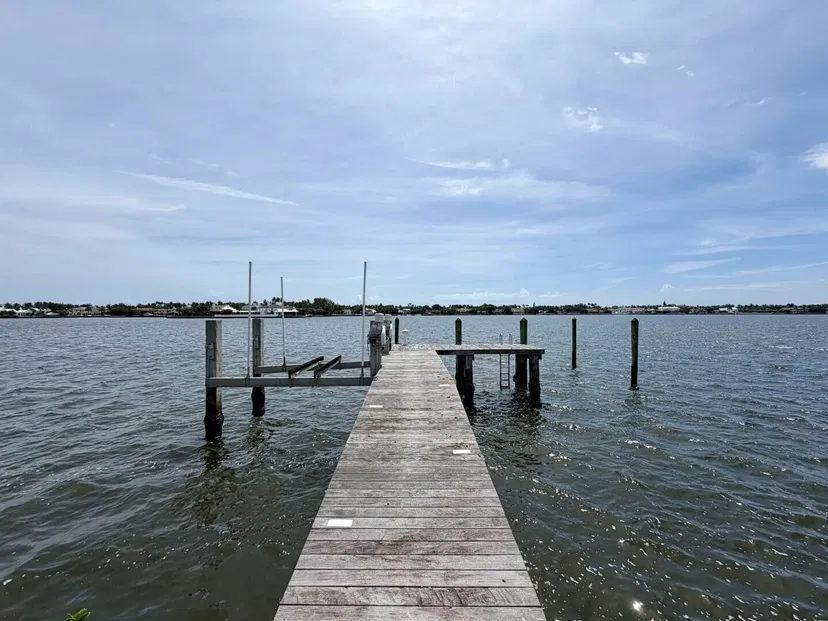 690 Island Drive — photo 2