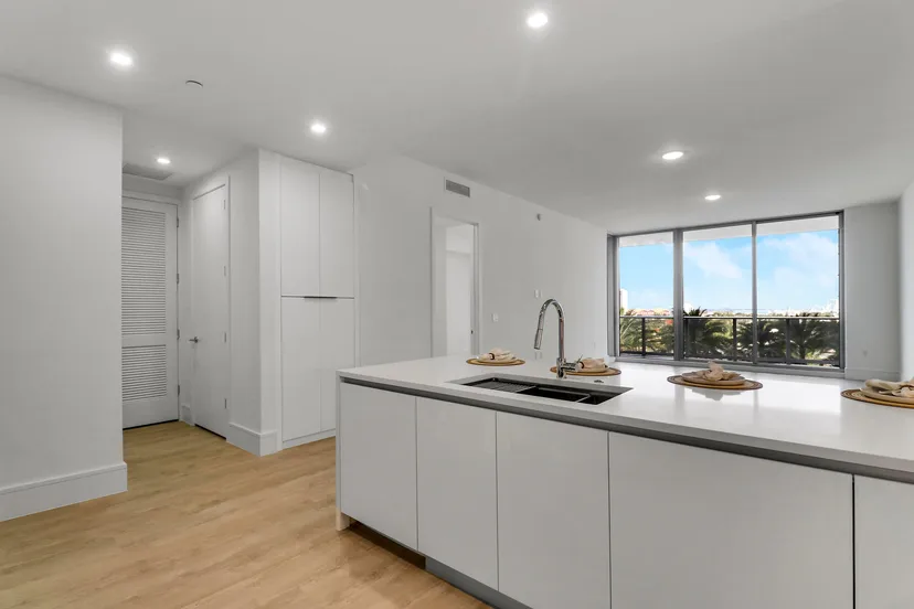 220 Lake Shore Drive 815, Lake Park