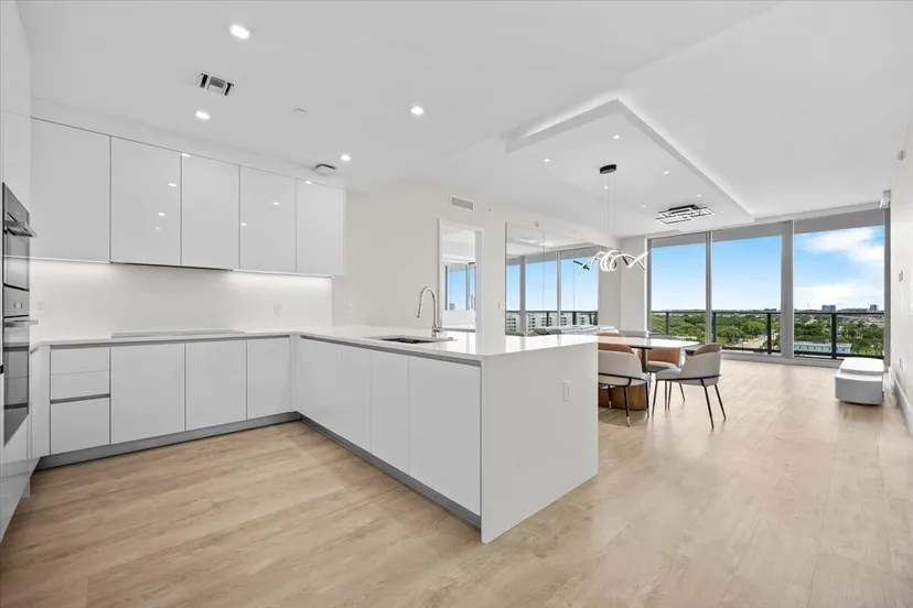 220 Lake Shore Drive 917, Lake Park