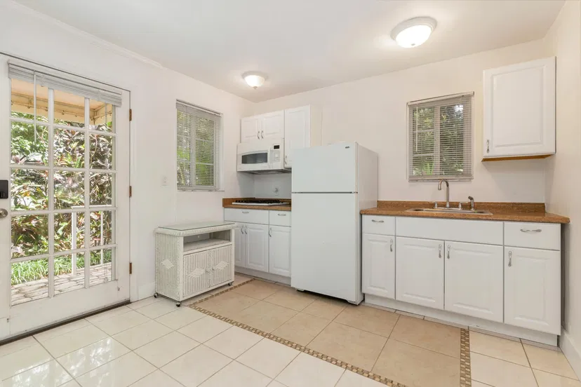 155 Peruvian Avenue #Back Cottage — photo 4