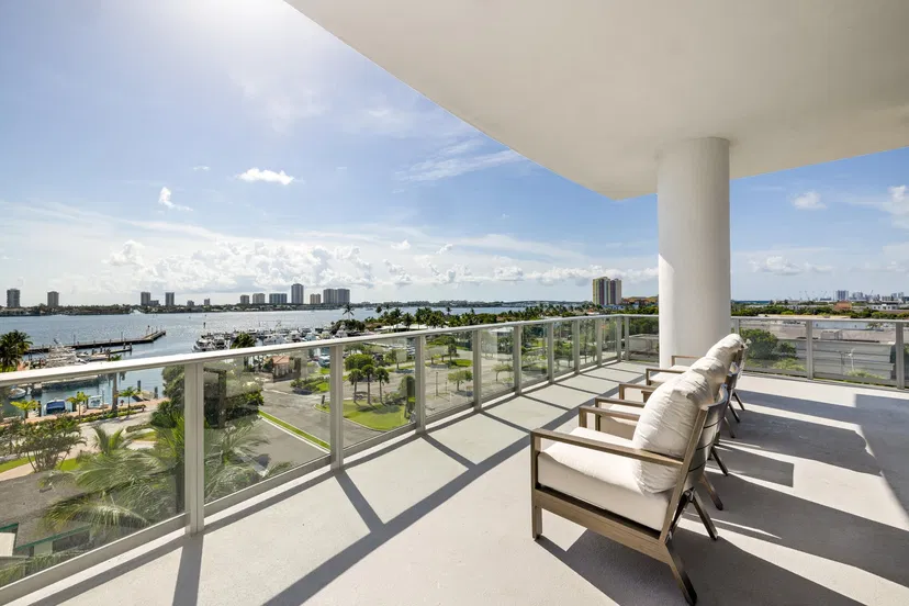 220 LAKE SHORE Drive 612, West Palm Beach